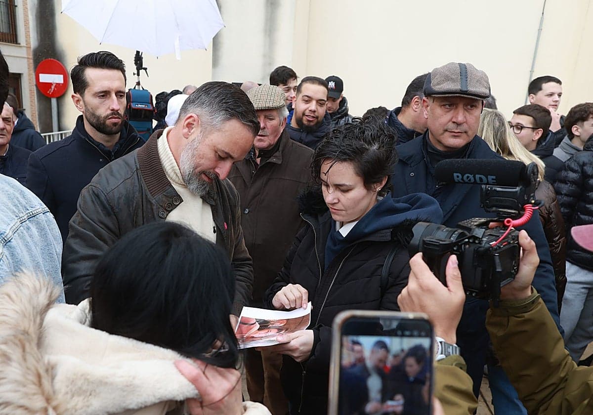 Abascal desafía y apunta: ¿quién manda en el PP?