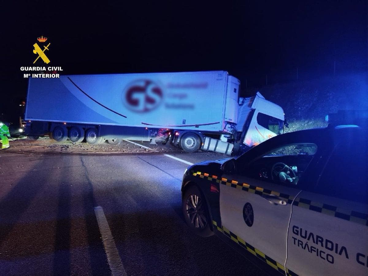 Columna de humo y caos en la A-3: dos camiones incendiados paralizan Honrubia