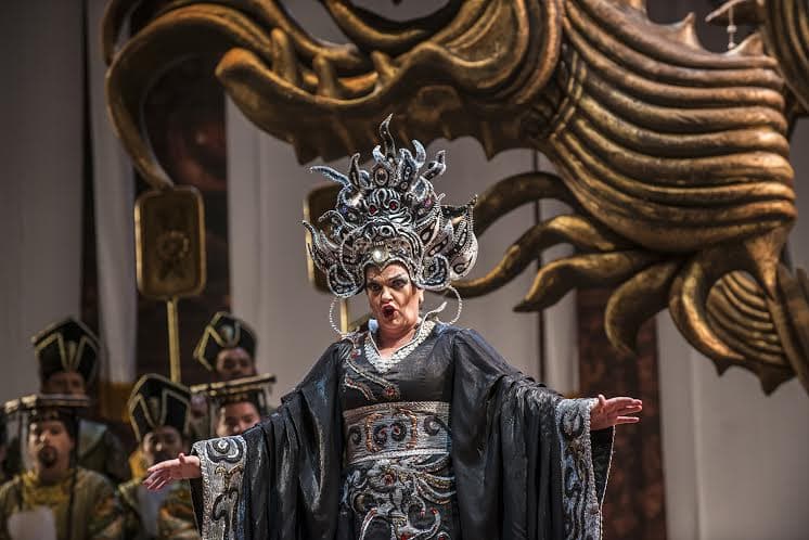 Torrevieja responde al llamado de la cultura: Turandot colma el teatro y toca la fibra ciudadana