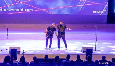 Torrevieja ríe a mandíbula batiente: Aguilera y Meni conquistan el Auditorio