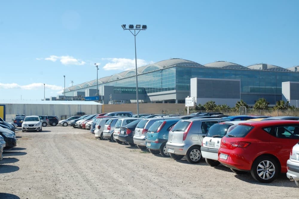 La ley no se parchea con vallas: Elche exige acción ante las campas ilegales