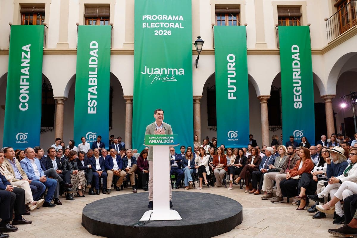 Moreno elude detalles sanitarios y exige a Sánchez acabar la huelga