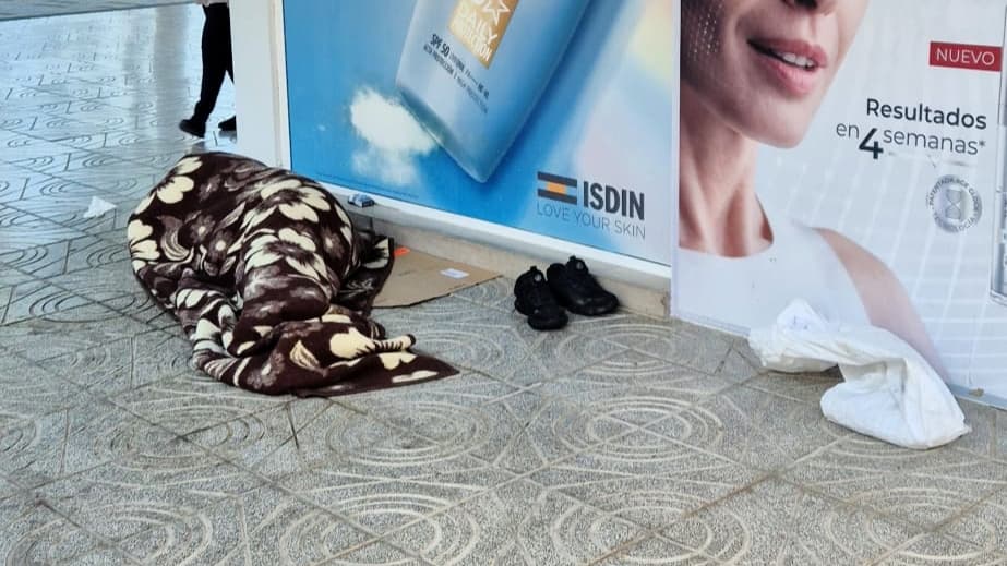 Benidorm no puede presumir de excelencia mientras normaliza la calle como refugio