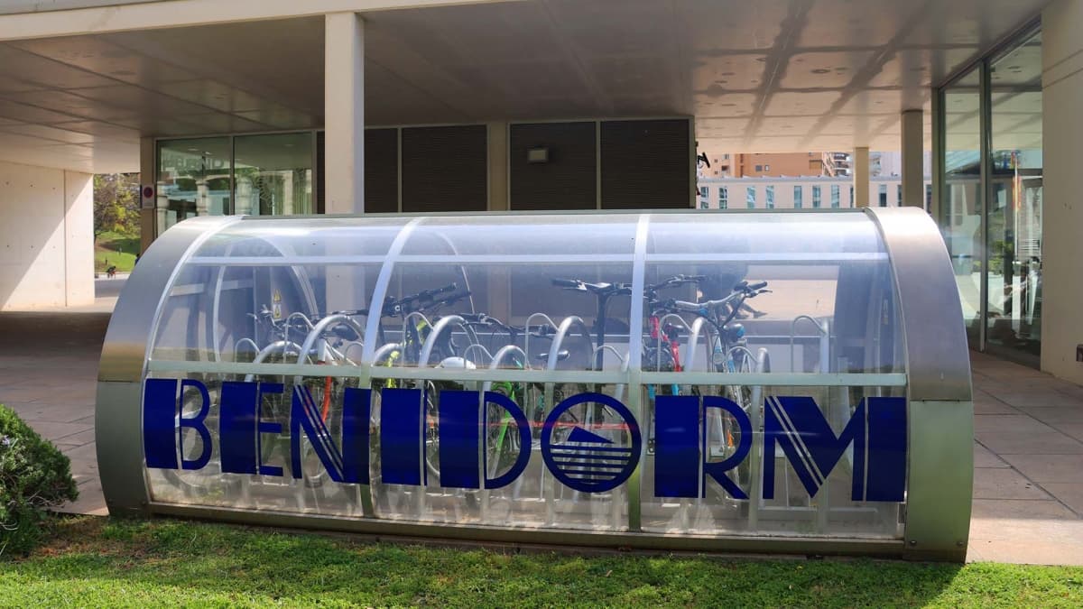 Benidorm refuerza la movilidad sostenible: 13 aparcabicis inteligentes adjudicados por 541.326€