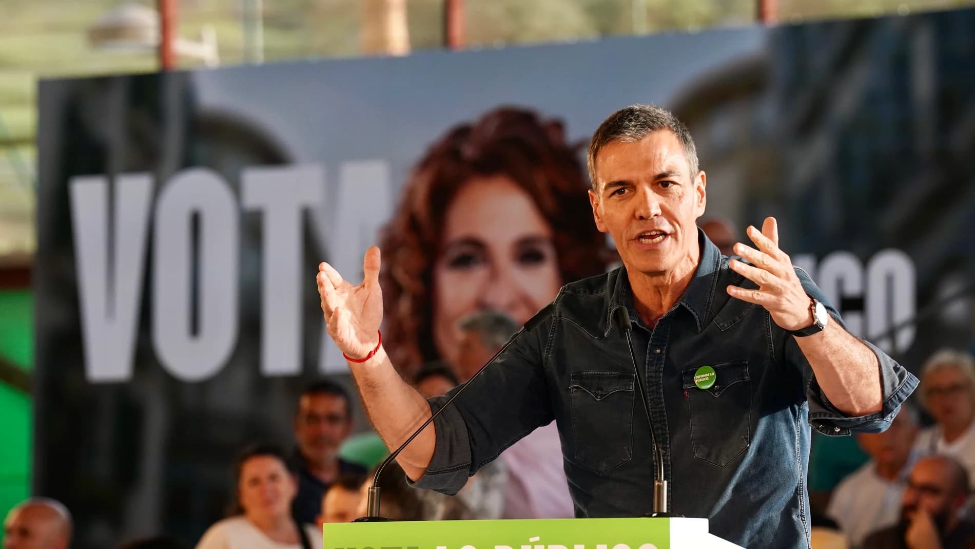 Sánchez cubre la tormenta con las siglas: el aniversario como parapeto