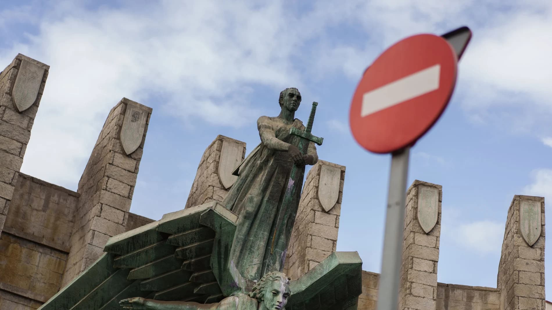 El monumento de Ávalos: entre el arte y la guerra política