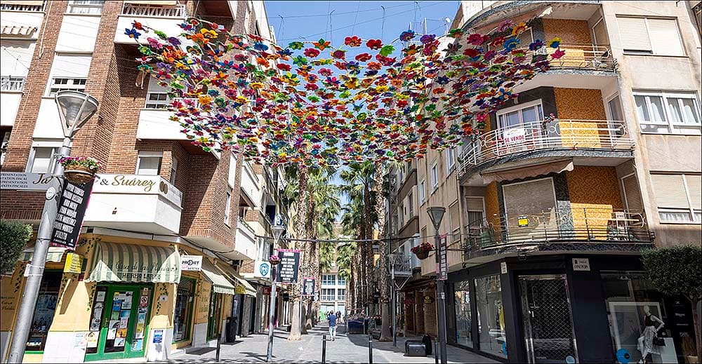 Flores y verdad: Torrevieja se cubre de conciencia ciudadana