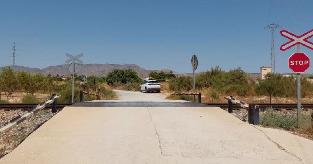 Seguridad y decisión: Adif invierte 2,9 millones para suprimir dos pasos a nivel en Elche