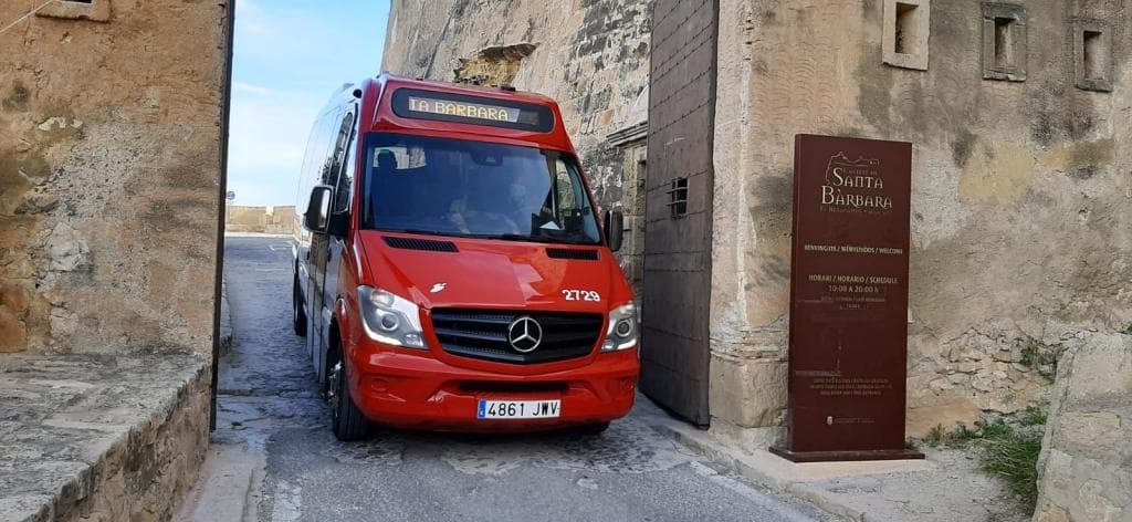 Alicante prioriza al peatón: cierre temporal al vehículo privado en el acceso al Castillo