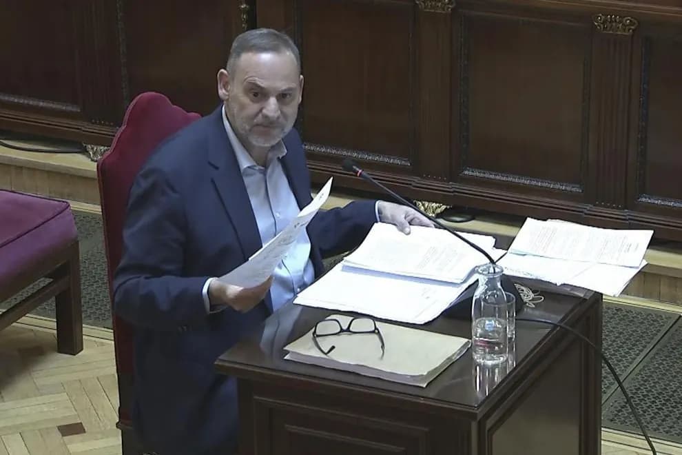 Ábalos ante el Supremo: aplomo, anécdotas y la ola negra de una biografía