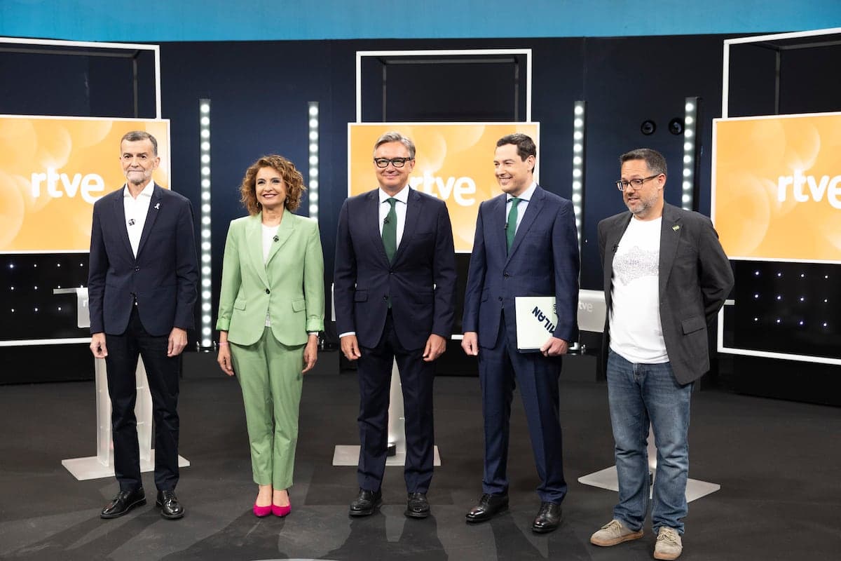 Moreno rehúye a Vox y se atrinchera ante la izquierda: la táctica de quien teme dividir su propio frente
