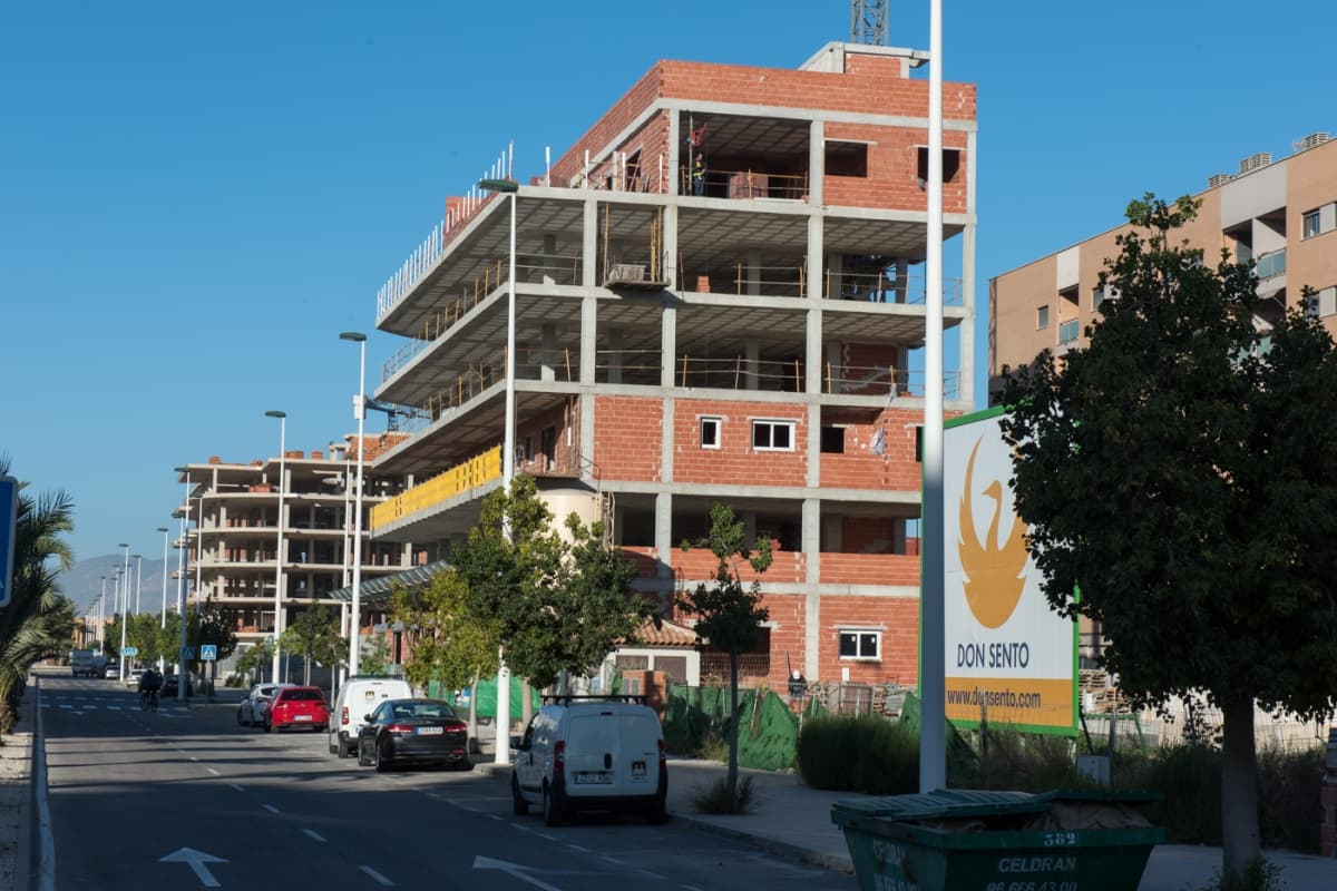 La construcción se tambalea en Elche mientras la Vega Baja, con Torrevieja, resiste