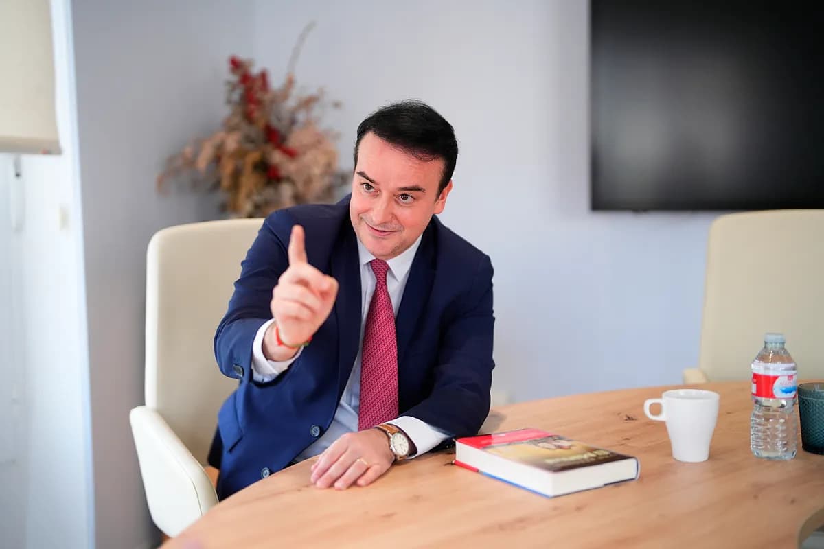 Iván Redondo vuelve a la arena: confesiones, silencios y alianzas que sacuden la política