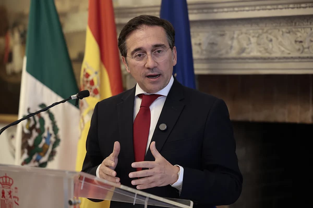Albares vuelve a dejar solo al Rey en Iberoamérica: tercera ausencia consecutiva que obliga a explicar