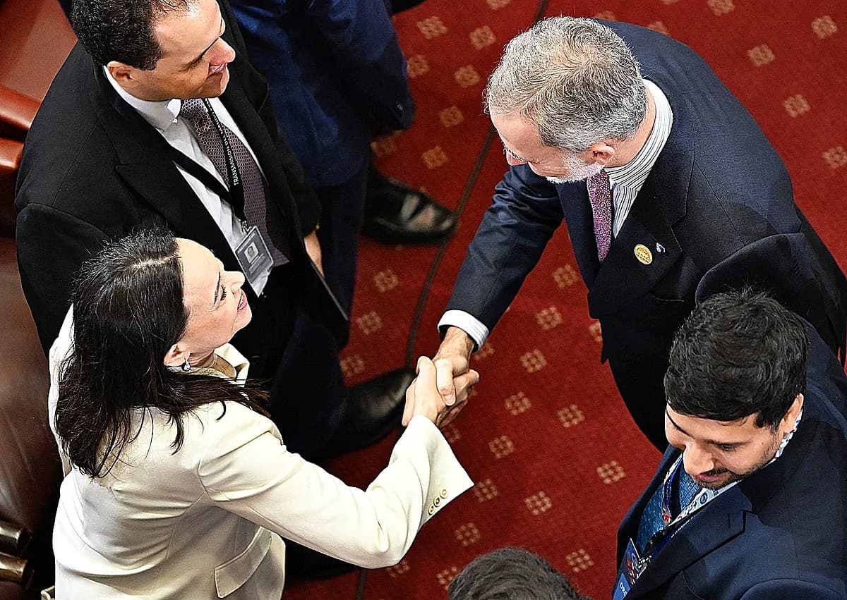Encuentro en Valparaíso: el Rey, la Nobel y el silencio del Gobierno
