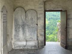 El caserío quemado que hoy pavimenta la salida de los etarras