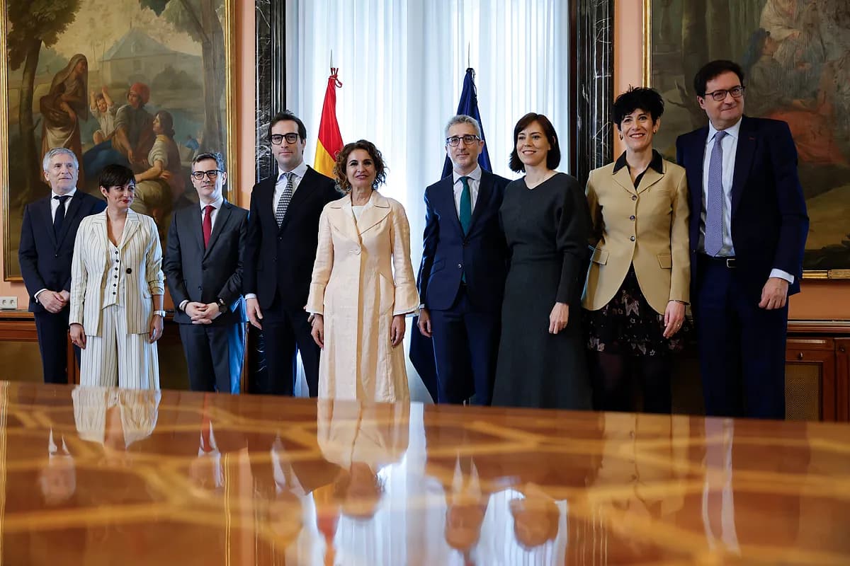 Entre abrazos y 'ay': la frivolidad de un Gobierno que olvida sus deberes