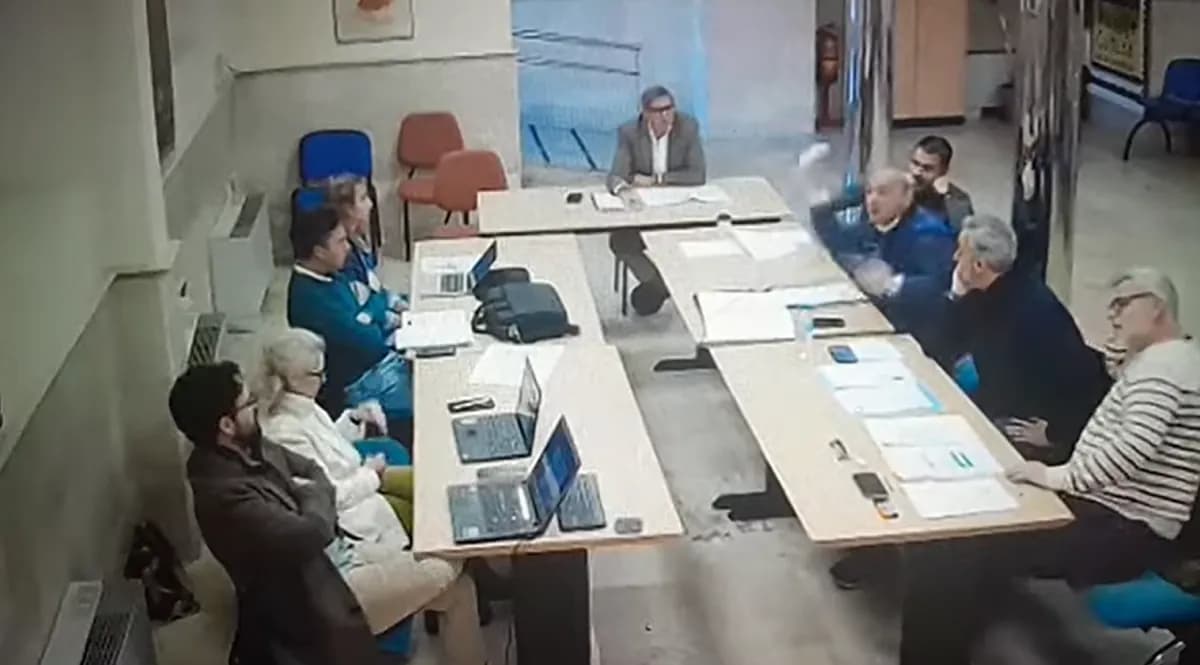 La decencia en retirada: dimite un concejal tras lanzar un café al portavoz de Vox