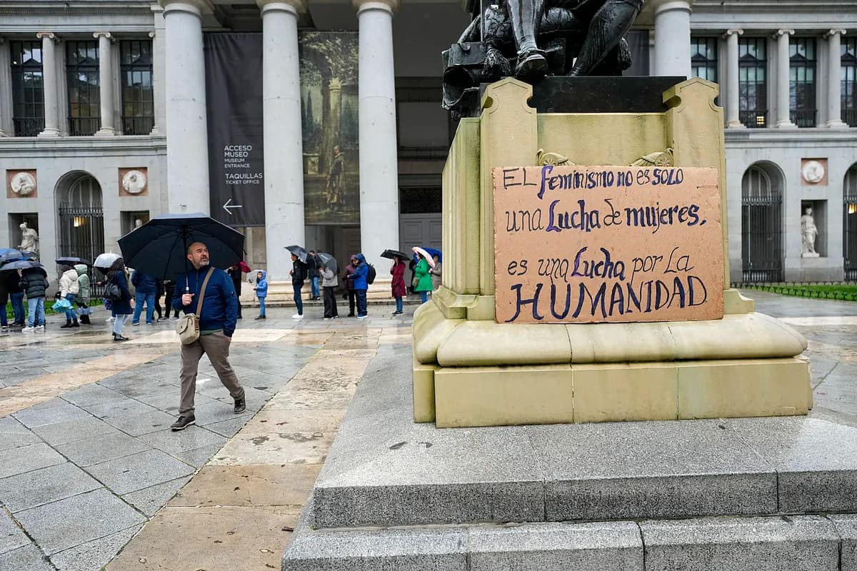 El Gobierno blanquea su año negro del feminismo con un 'No a la guerra' de escaparate