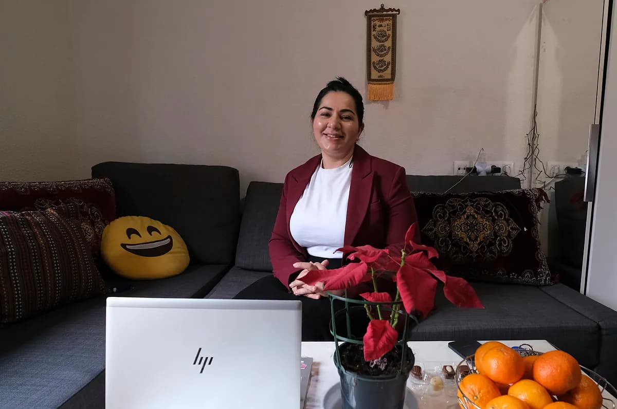 Khadija Amin: la voz afgana que obliga a mirarnos al espejo