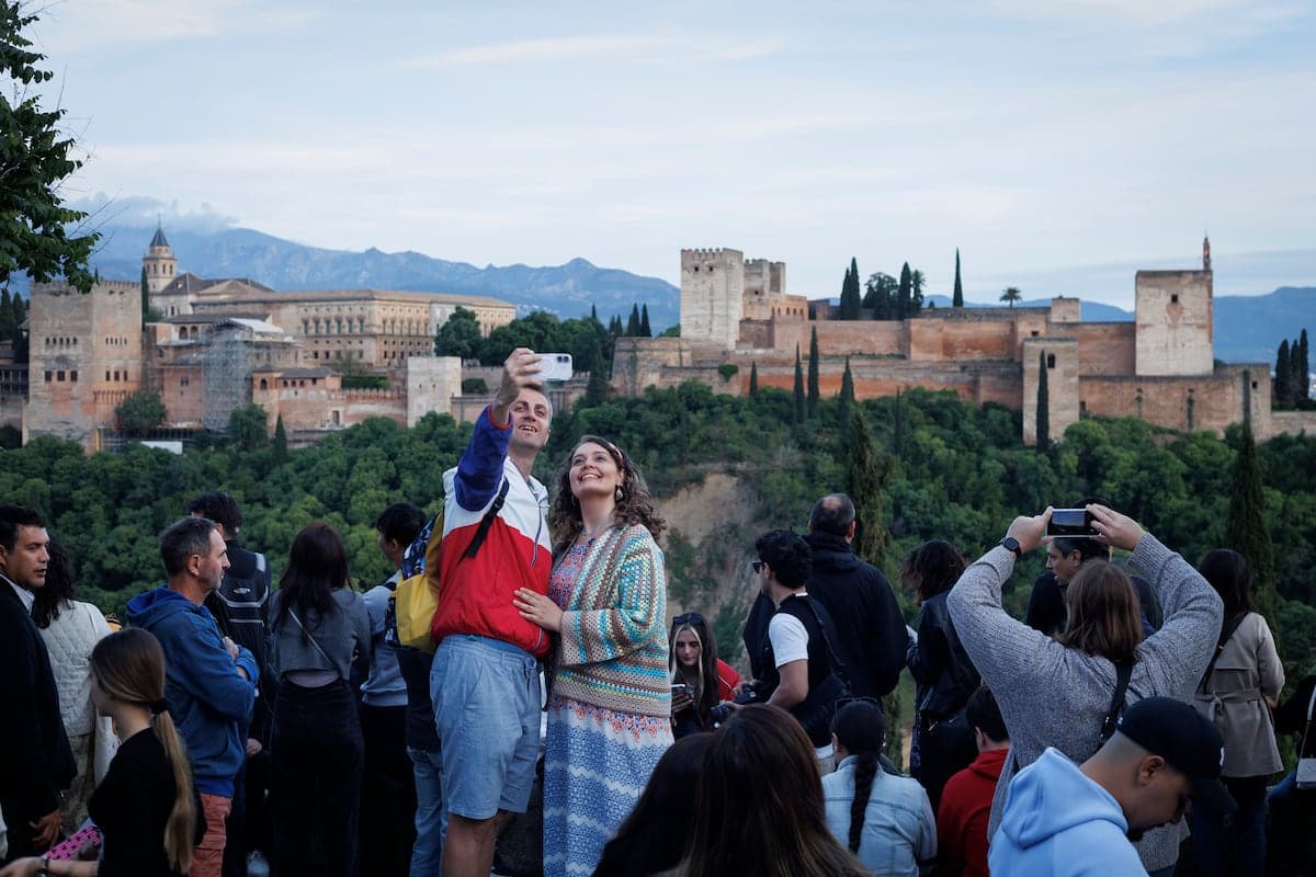 El Albaicín se levanta contra la invasión silenciosa del turismo