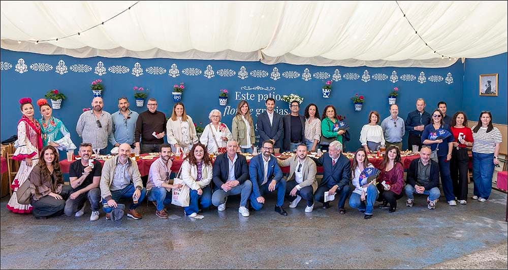 Bajo los farolillos: la Feria que une a prensa y representantes