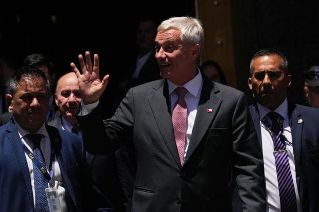 Chile vira a la derecha: José Antonio Kast asume y revive viejas sombras